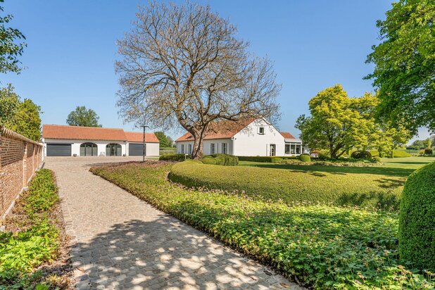 Woning met aparte praktijkruimte(opslagruimte) op strategisch gelegen locatie, instapklaar en energiezuinig!