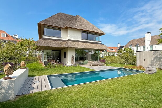 Nieuwbouwvilla met zonovergoten tuin en zwembad -Duinenwater