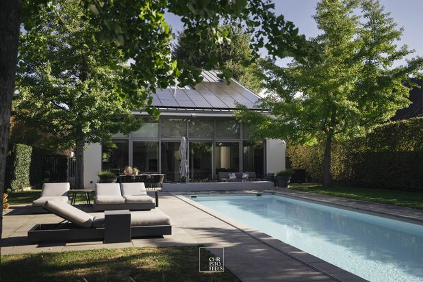 Modern villa (374 m²) with a swimming pool and pool house on a plot of 1,039 m²