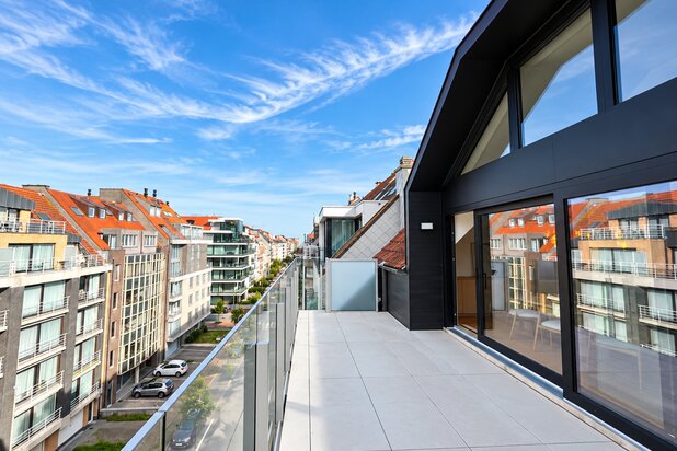 Luxurious triplex penthouse for sale with spacious terraces 