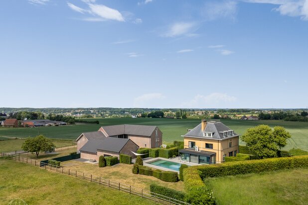 Prachtig villa & kantoorgebouw in groene omgeving