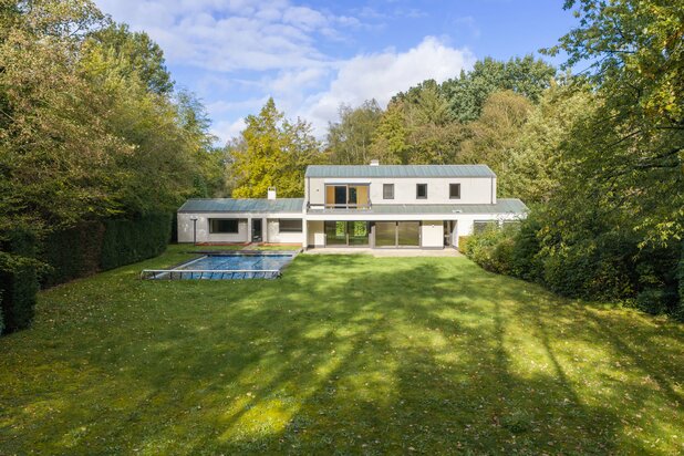 Seventiesvilla met zwembad en wellnessruimte in het groen 