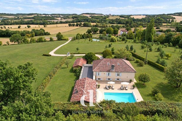 Maison en pierre sur 4 hectares de prairies de fleurs sauvag