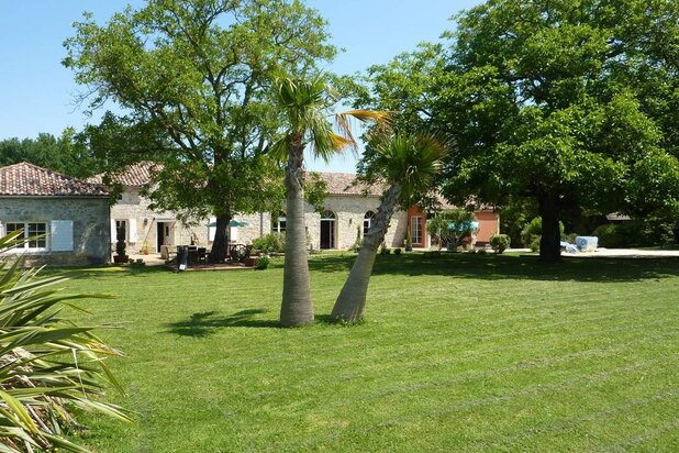 Maison avec piscine intérieure et terrasses et splendide vue