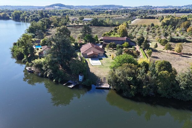 Domaine d'exception en bord du Lot Trois habitations indép